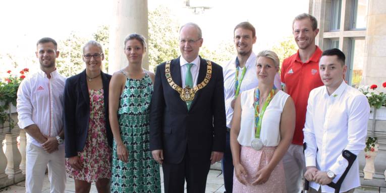 Oberbürgermeister Stefan Schostok mit den hannoverschen OlympiateilnehmerInnen