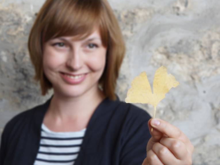Anja Titze mit einem Ginkgo-Blatt aus dem Berggarten
