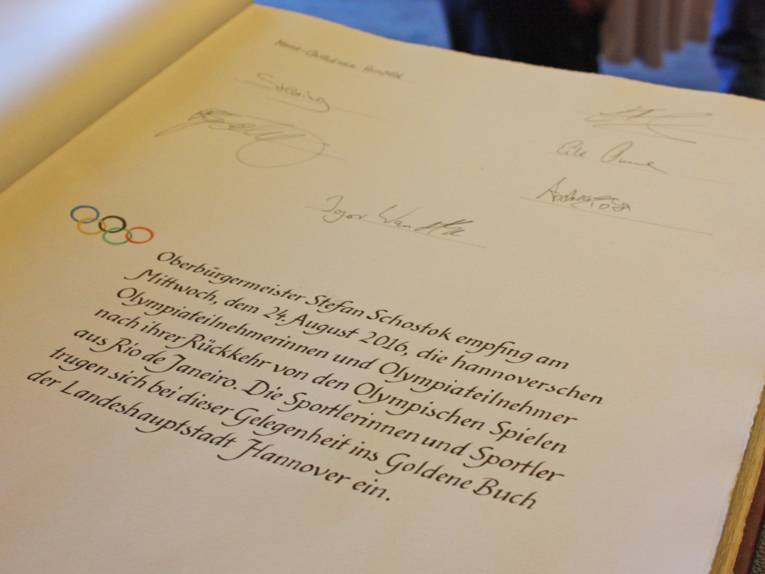 Der Eintragungen der hannoverschen OlympiateilnehmerInnen im Goldenen Buch der Landeshauptstadt Hannover