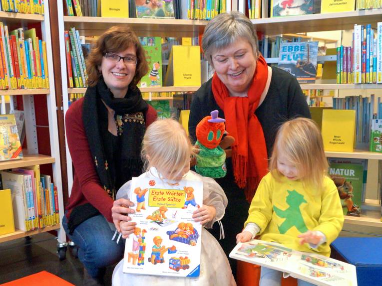 Lena Grether (Stadtbibliothek Hannover) und Birgit Nerenberg (Buchhandlung "Sternschnuppe") mit Kindern der Kita "Kindergruppe Freche Rübe e.V."