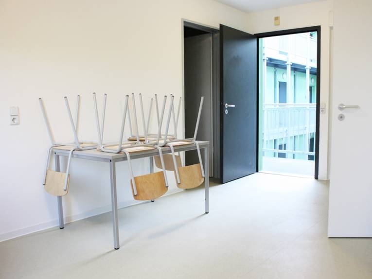 Als zentraler Raum der einzelnen Wohnungen ist die Wohnküche vorgesehen, die gleichzeitig auch der Erschließung der Wohnung dient