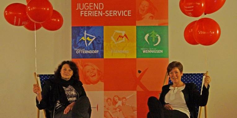 Zwei Frauen mit Luftballons. 