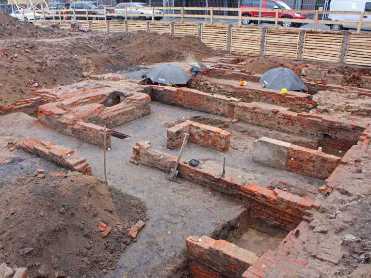 Bisher wurden Fundamente und Reste von Kelleranlagen neuzeitlicher Bebauung freigelegt