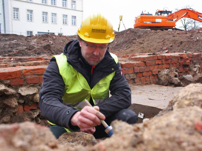 Markus Brückner von der Firma Archaeofirm leitet die Grabung