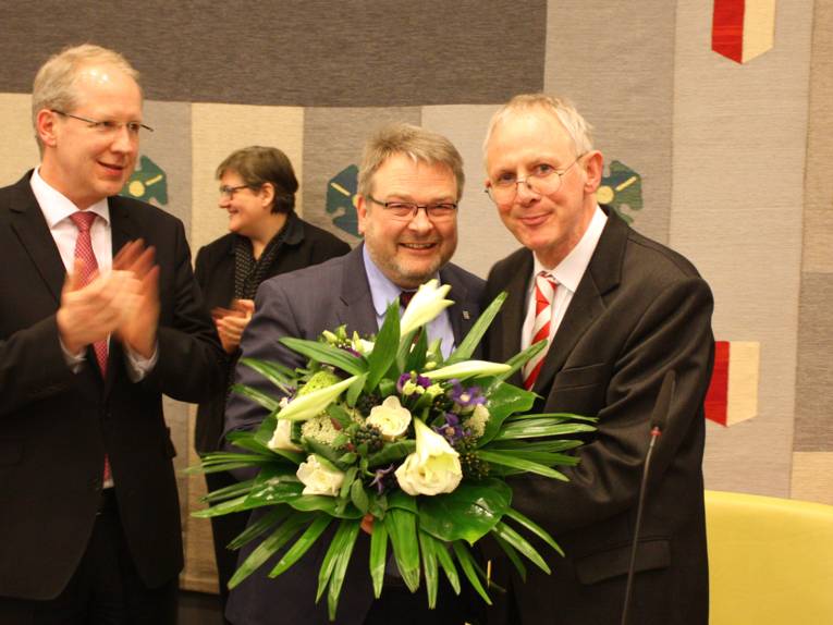 Zum Abschied einen Blumenstrauß: Ratsvorsitzender Thomas Hermann und Jugend- und Sozialdezernent Thomas Walter