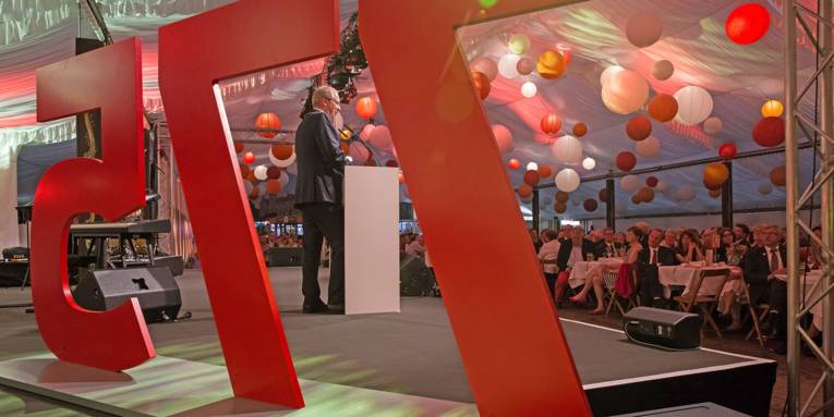 Oberbürgermeister Stefan Schostok spricht auf der Bühne des Festzelts Marris vor Gästen. Im Vordergrund die große rote Zahl 775.