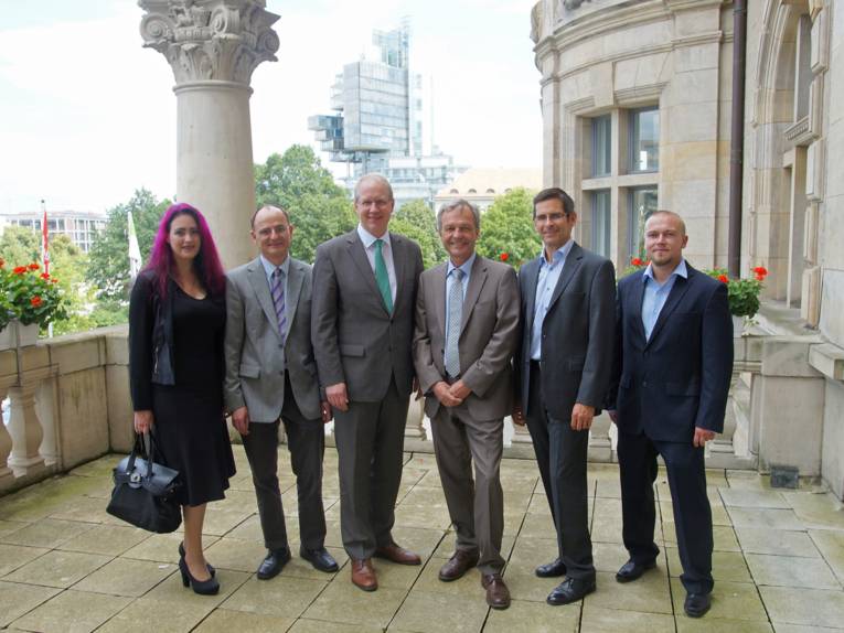 Das Forschungsteam des Albert-Einstein-Instituts beim OB: Jun.-Prof. Dr. Michèle Heurs, Priv.-Doz. Dr. Gerhard Heinzel, Oberbürgermeister Stefan Schostok, Prof. Dr. Karsten Danzmann, Apl. Prof. Dr. Benno Willke und Dr. Christoph Affeldt