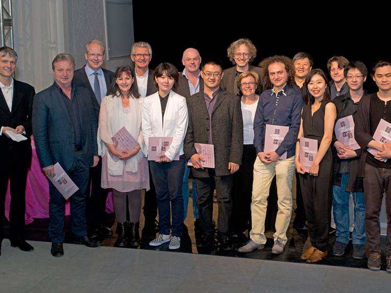 Oberbürgermeister Stefan Schostok mit Preisträgerinnen und Preisträgern des Internationalen Kompositionswettbewerbs Leibniz' Harmonien