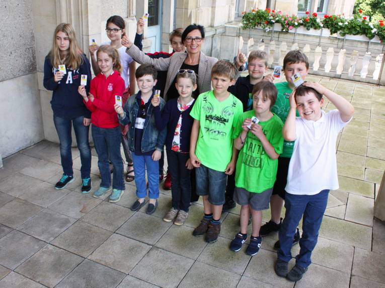 Bürgermeisterin Regine Kramarek zusammen mit den acht- bis 13 jährigen Feriencard-Kindern auf dem Rathausbalkon.