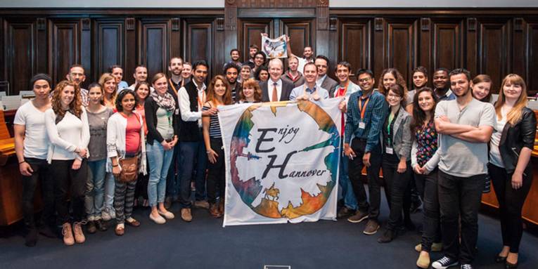 Oberbürgermeister Stefan Schostok inmitten von Mitgliedern der Facebook Gruppe "Enjoy Hannover" beim Empfang im Hodlersaal