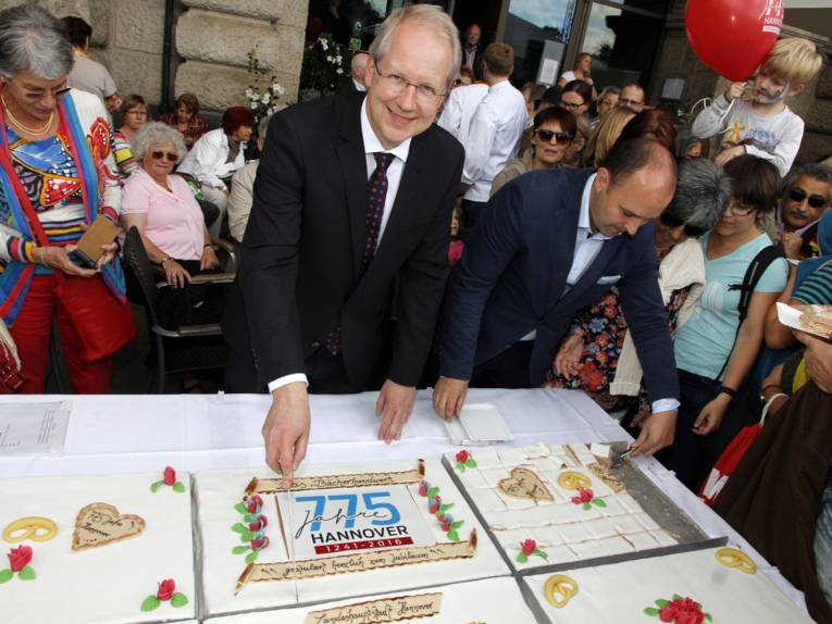 Stadtjubiläum 775 Jahre Hannover: Anschnitt der Torte beim Familienfest