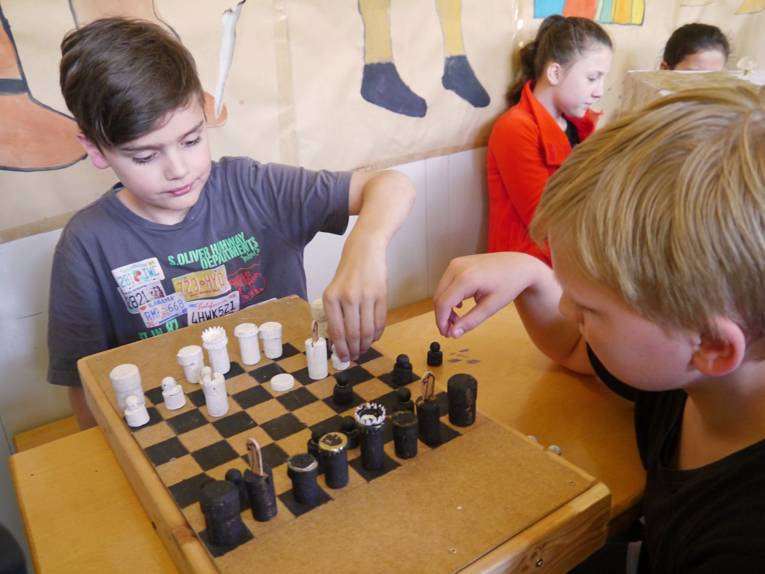 Die verwendeten Requisiten bestanden aus in der Schule und zu Hause gesammeltem Abfall – wie zum Beispiel dieses Schachspiel