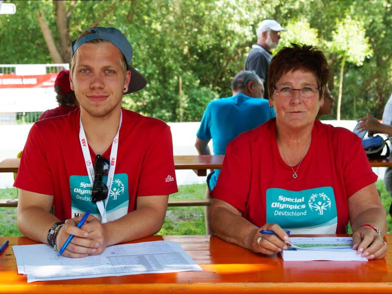 Fabian Klatt (21 Jahre), Azubi und Gitta Sander (61 Jahre), Sachbearbeiterin, Stadtentwässerung  – Anmeldung und Einweisung für Athleten
