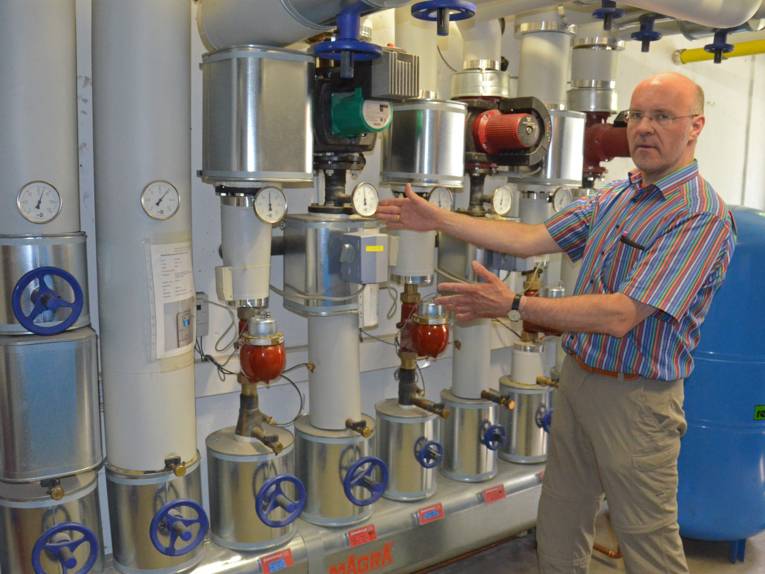 Solar-Coach Dirk Hufnagel vor einer Heizungsanlage