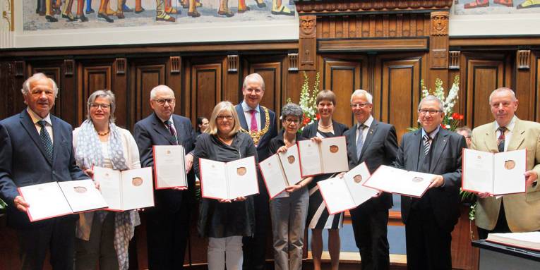 Oberbürgermeister Stefan Schostok (5.v.l.) mit den Trägerinnern und Trägern der Stadtplakette: Volker Brehm, Professor Andor Izsák, Reinhard Kramer, Doris Meier-Bruhn, Simin Nassiri, Michaela Porrmann, Reinhard Scheibe, Irene Wegener und Erich Ziemert (v.r.n.l.)