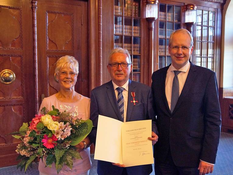 Elke Leonhardt, Hans-Karl Leonhardt und Oberbürgermeister Stefan Schostok mit der Verleihungsurkunde