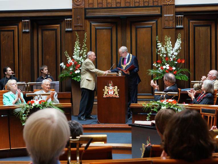 Volker Brehm bekommt von Oberbürgermeister Stefan Schostok die Stadtplakette verliehen