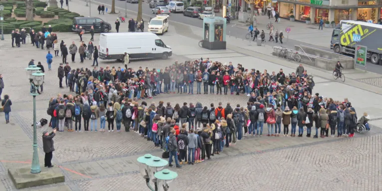300 Schülerinnen und Schüler, die einen Davidstern gebildet haben. 