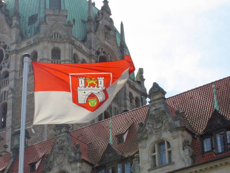 Eine Flagge mit Hannover-Wappen vor dem Neuen Rathaus