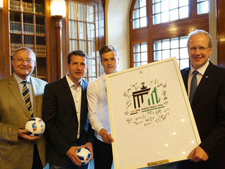 Empfang für die U19 Pokalsieger - 96 Aufsichtsratsvorsitzender V. Schmidt, Trainer D. Stendel und Kapitän M. Springfeld übergeben OB Schostok ein von allen Spieler unterzeichnetes Trikot.