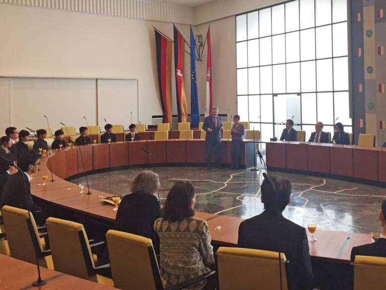 Bürgermeister Thomas Herrmann empfing die Delegation aus Hiroshima im Ratssaal des Neuen Rathauses