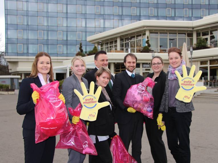Beschäftigte des Courtyard Hotels sammelten rund um den Maschsee Abfall