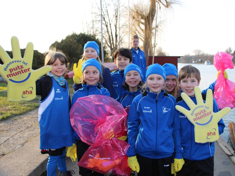 Kleine und große Sportlerinnen und Sportler des Kanu-Club Limmer sammelten an Land und vom Boot aus Müll