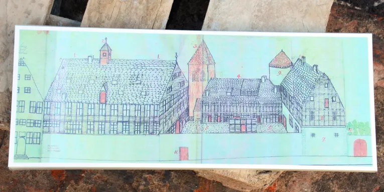 Die Skizze zeigt das Armen- und Waisenhaus (links im Bild) aus Blickrichtung des Stadtkerns