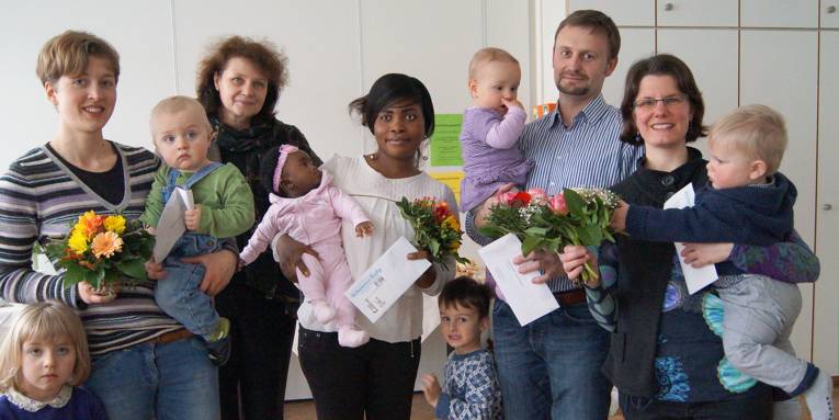 Freuen sich über die von Jugend- und Bildungsdezernentin Rita-Maria Rzyski (4.v.l.) überreichten Zoo-Jahreskarten: Frau Süß mit Leander, Frau Ofori mit Wilhemine, Herr Jach mit Hanna und Frau Backhaus mit Jonathan (v.l.)