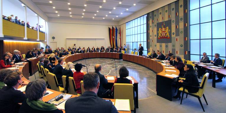 Oberbürgermeister Stefan Schostok eröffnet die Ratssitzung am 3. November 2016