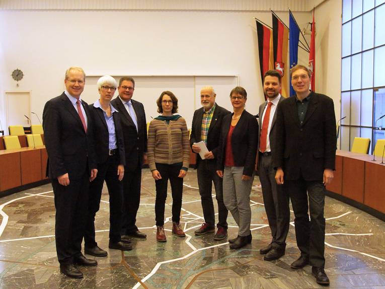 Oberbürgermeister Stefan Schostok, Christine Kastning (Fraktionsvorsitzende SPD), Patrick Döring (Vorsitzender FDP-Stadtverband), Freya Markowis (Fraktionsvorsitzende Bündnis 90/Die Grünen), Wilfried Engelke (Fraktionsvorsitzender FDP), Gisela Witte (Vorsitzende Bündnis 90/Die Grünen-Stadtverband), Alptekin Kirci (Vorsitzender SPD-Stadtverband) und Dr. Daniel Gardemin (Vorsitzender Bündnis 90/Die Grünen-Stadtverband)