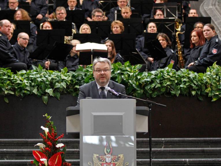 Bürgermeister Thomas Hermann bei seiner Rede zum Volkstrauertag im Neuen Rathaus