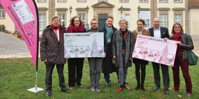 Bei der Präsentation der MuseumsCard: Kulturdezernent Harald Härke, Kathleen Rahn (Kunstverein), Dr. Reinhard Spieler (Sprengel Museum), Prof. Dr. Thomas Schwark (Museen für Kulturgeschichte), Dr. Annette Schwandner (MWK), Dr. Gisela Vetter-Liebenow (Museum Wilhelm Busch), Matthias Görn (Landesmuseum) und Mairi Kroll (kestnergesellschaft)