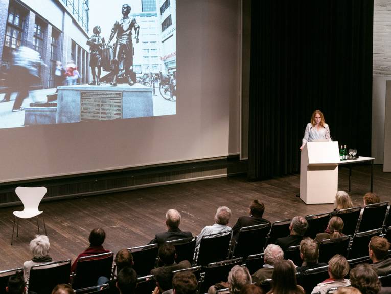 Cesy Leonard bei ihrer Performance Lecture im Sprengel Museum Hannover