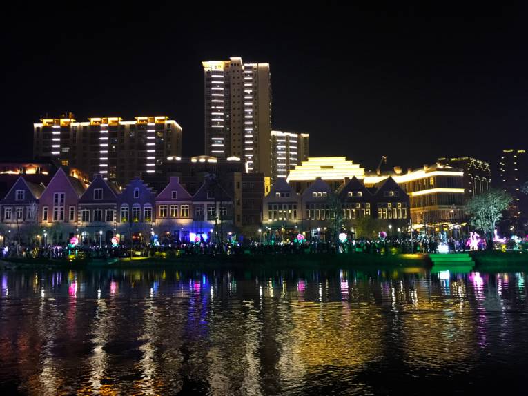 Changde bei Nacht: Ein Teil der Hannoverschen Straße vom gegenüberliegenden Flussufer aus gesehen