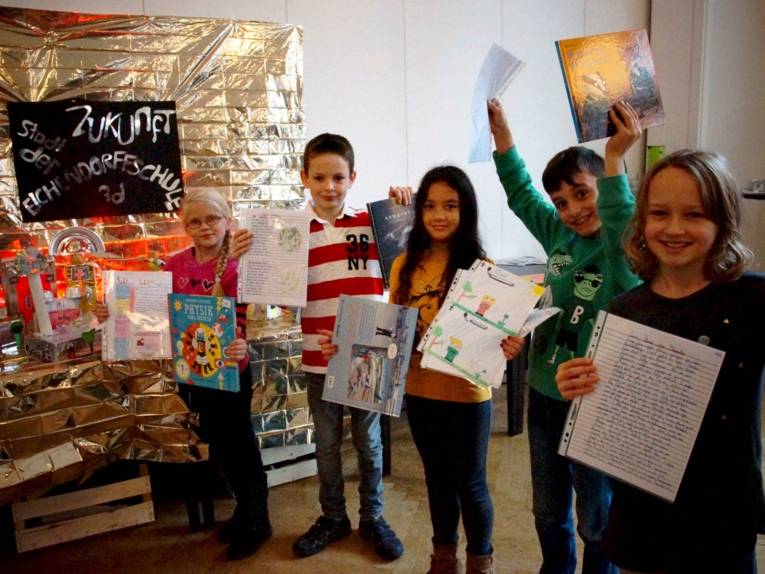 Kinder mit geschriebenen Papieren und Bildern. 