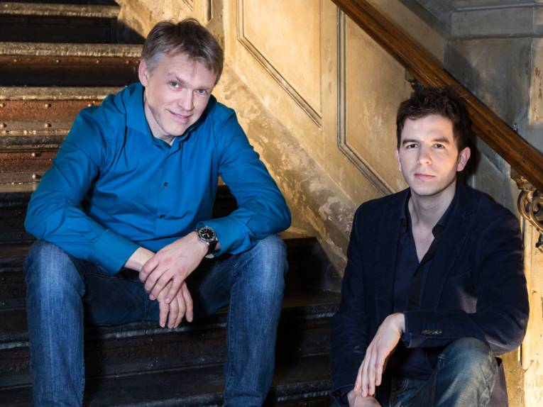 Zwei Männer auf einer Treppe. 