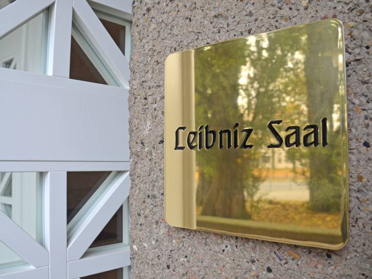 Schild mit der Aufschrit "Leibniz Saal"