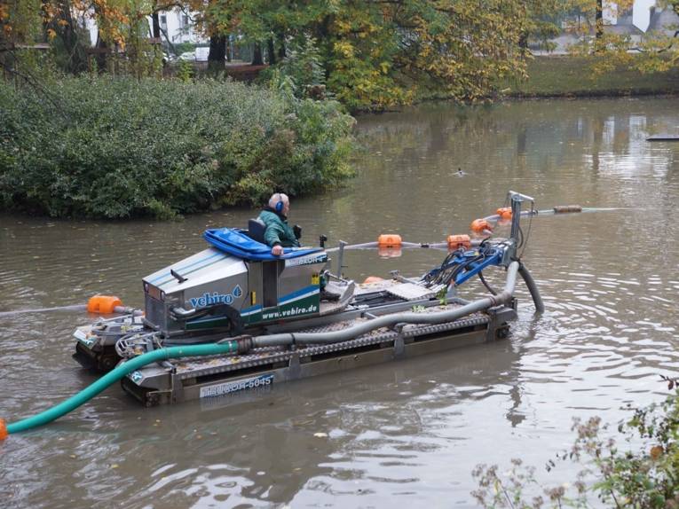 Besetzes Amphibienfahrzeug auf einem Teich. 