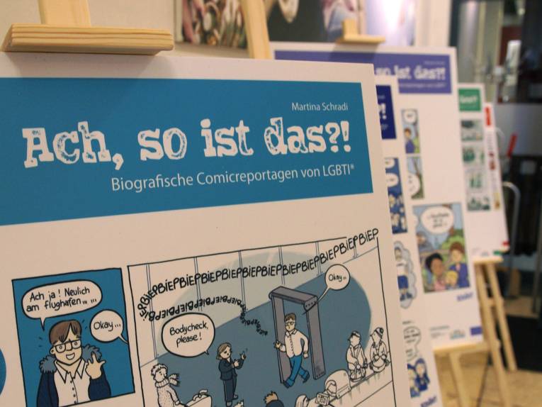 Mehrere Comicplakate auf Holzstaffelagen. 