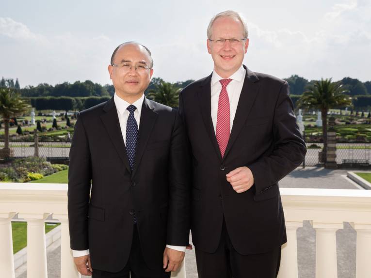Bürgermeister Qin Xu aus Shenzhen und Oberbürgermeister Stefan Schostok in Herrenhausen