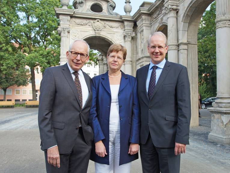 Prof. Dr. Burkhard Huch, Prof. Dr. Susanne Rode-Breymann und Oberbürgermeister Stefan Schostok
