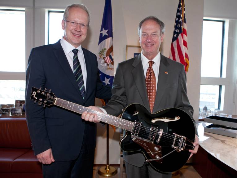 Oberbürgermeister Stefan Schostok und US-Botschafter John B. Emerson mit der Gitarre