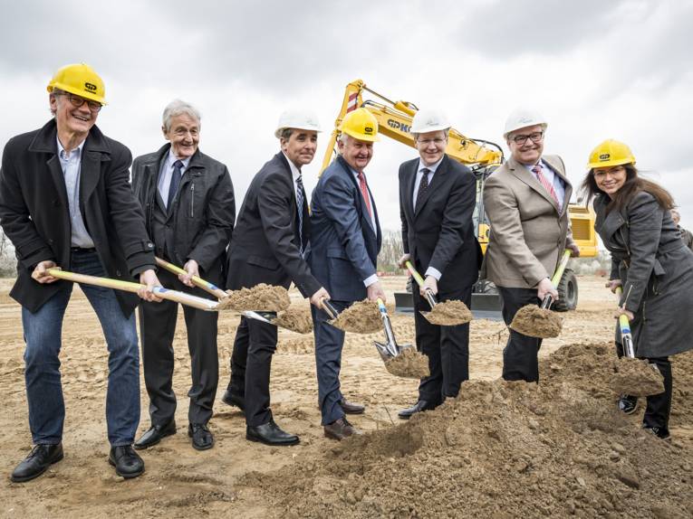 Beim ersten Spatenstich für die Wasserstadt: Stadtbaurat Uwe Bodemann, Bernd Herrmann und Martin Pietsch von der Wasserstadt Limmer Projektentwicklung GmbH, Günter Papenburg, GP Günter Papenburg AG, Oberbürgermeister Stefan Schostok, Regionspräsident Hauke Jagau und Staatssekretärin Yasmin Fahimi