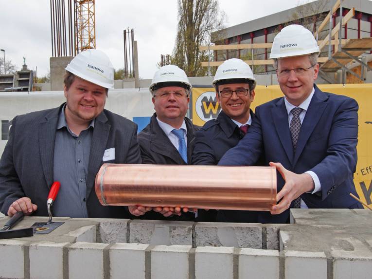 Vier Männer auf einer Baustelle. 
