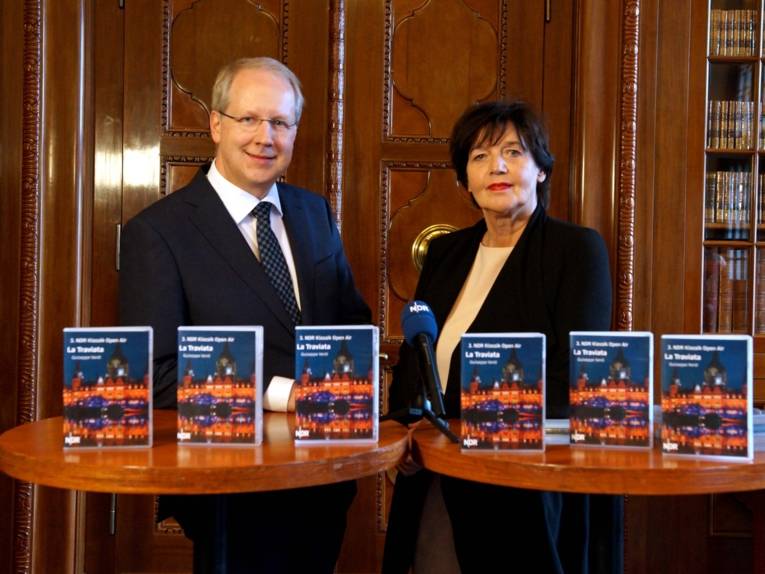 Mann und Frau hinter einem Tisch. 