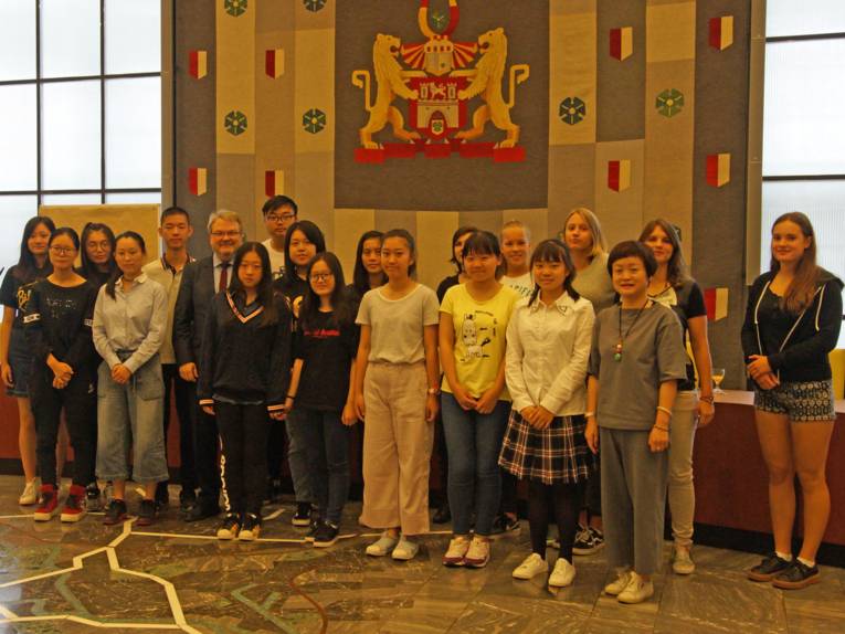 Ein Gruppenbild mit deutschen und chinesischen Jugendlichen.