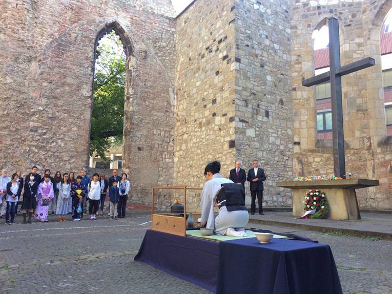 Hiroyo Nakamoto führte die Trauer-Teezeremonie durch