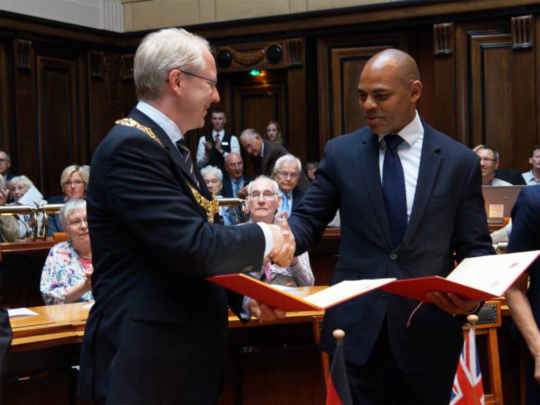 Oberbürgermeister Stefan Schostok und Marvin Rees, Bürgermeister von Bristol, nach der Unterzeichnung des Memorandums