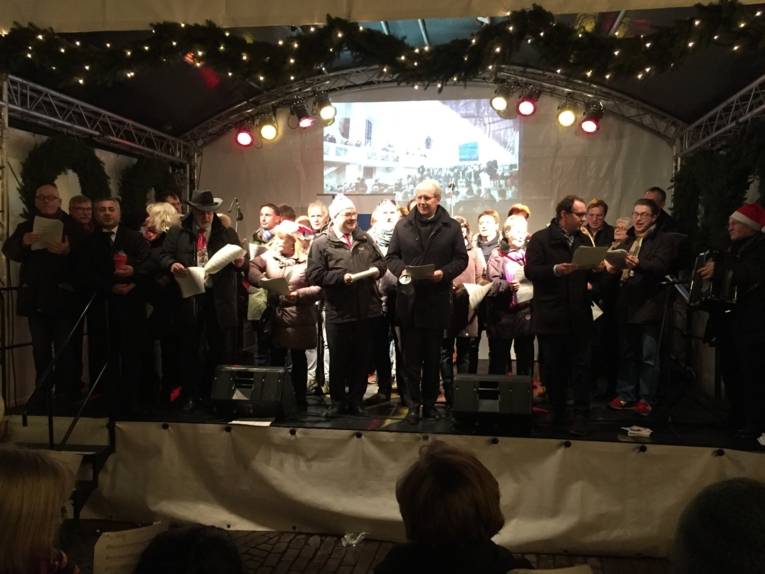 Menschen auf einer Bühne.